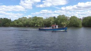 Водолазный катер ВБ-1 Тип: Ярославец Проект: РВН-376У идет вниз по Москва-реке
