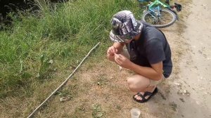 САМОДЕЛЬНАЯ УДОЧКА! ГДЕ НАЙТИ РУЧЕЙНИКА?КАК ПОЙМАТЬ РЫБУ НА САМОДЕЛЬНУЮ УДОЧКУ?