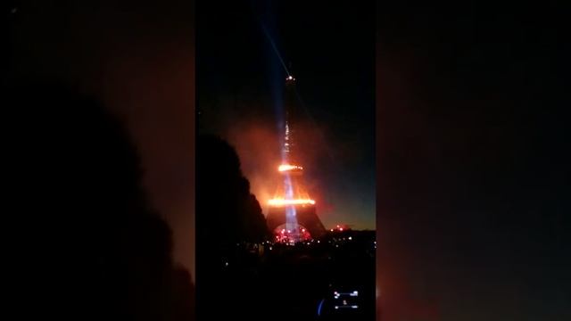 кусочек фейерверка в день взятия бастилии смотреть онлайн