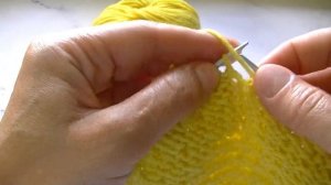 Вяжем простой вафельный узор спицами поворотными рядами и по кругу.