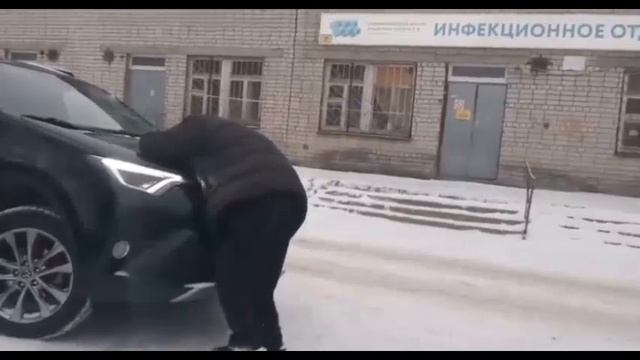 В Прикамье мужчине стало плохо у крыльца больницы смотреть онлайн