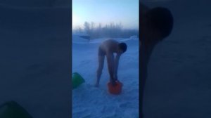 Обливаемся холодной водой утром и вечером в любую погоду