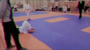 Красивый удар с разворота в накаут и кто говорить что каратэ без контактное?