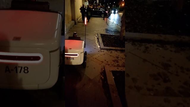 Робот доставщик на улице Москвы смотреть онлайн