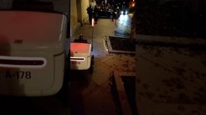 Робот доставщик на улице Москвы