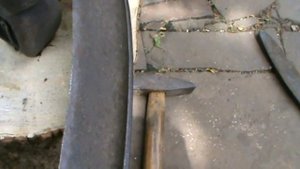 заточка косы,как правильно клепать косу,как отбивать косу