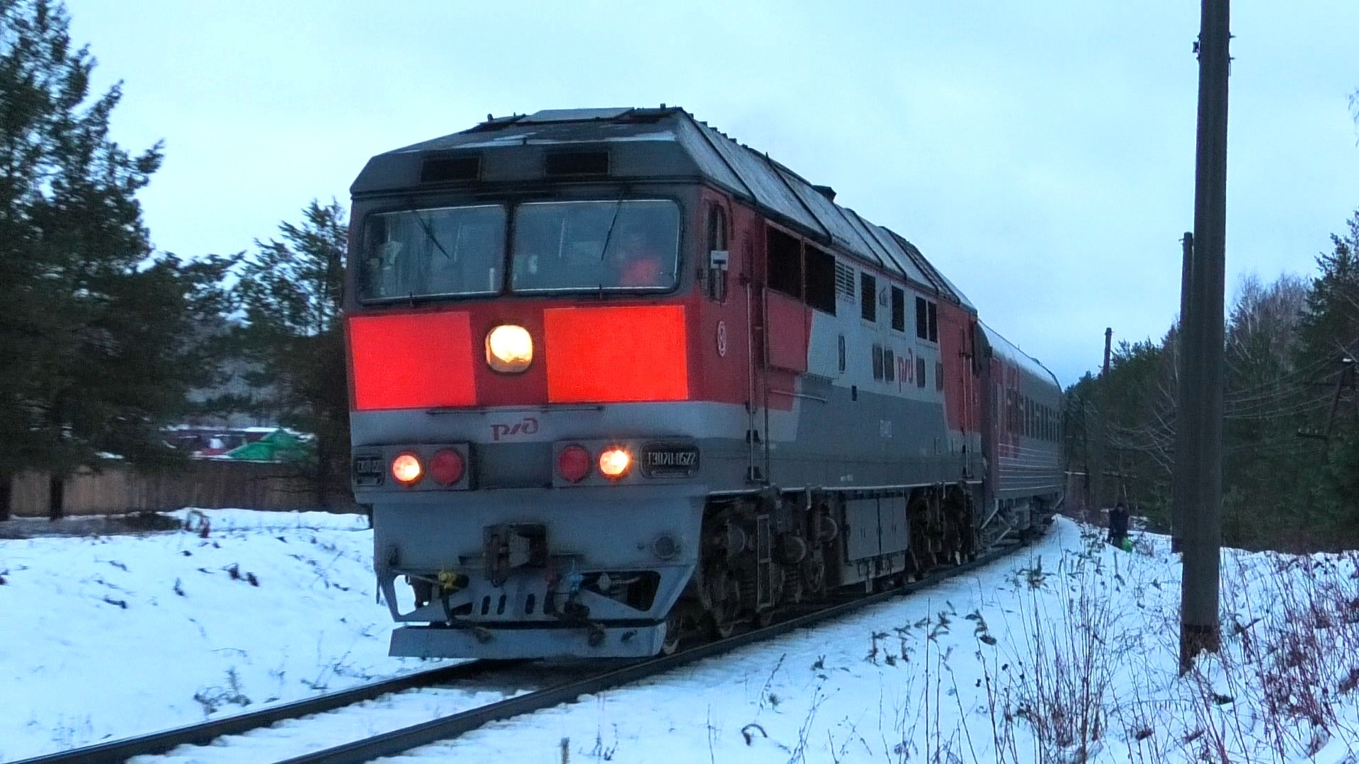 ТЭП70-0522 с пригородным поездом Егоршино - Екатеринбург-Пасс. и приветливой бригадой