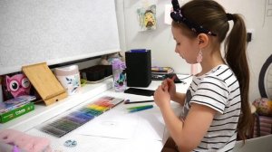 Лиза рисует Алису из Яндекс колонки и болтает с ней. Просто невероятно как продвинулся ИИ в Яндексе