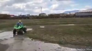 Дети учатся кататься на квадроциклах