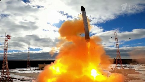 "Роскосмос" планирует начать серийные поставки ракеты "Сармат" в войска осенью