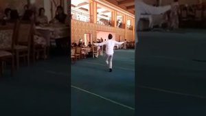 Как красиво танцует узбекский парень.