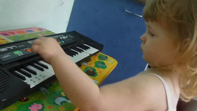 Нина (2,6 ) и синтезатор смотреть онлайн