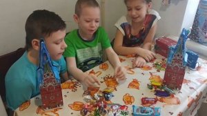 Что в сладком подарке с кремлёвской ёлки. Распаковка