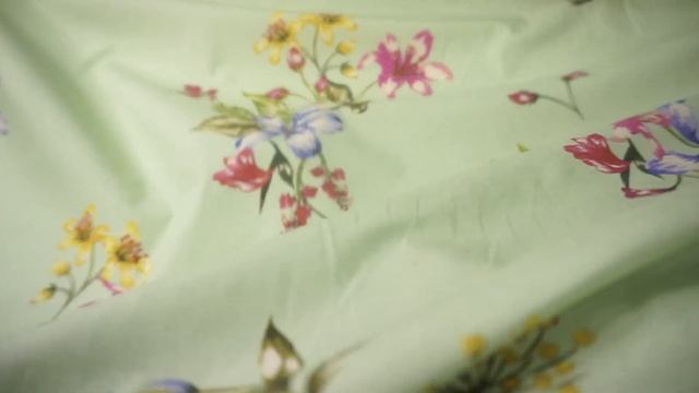 Хлопок поплин с эластаном цветы на нежном зеленом Артикул: POGOR201101 смотреть онлайн