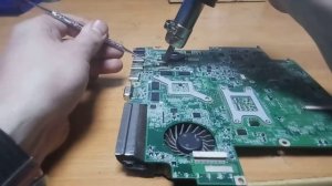 Ноутбук DNS TWH-N12P-GS висит на курсоре. Как не надо снимать микросхемы.