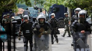 «Сдаваться не вариант»: задержание в Косово сына Вучича обострило конфликт в Сербии