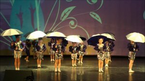 Гротеск Танец с зонтиками