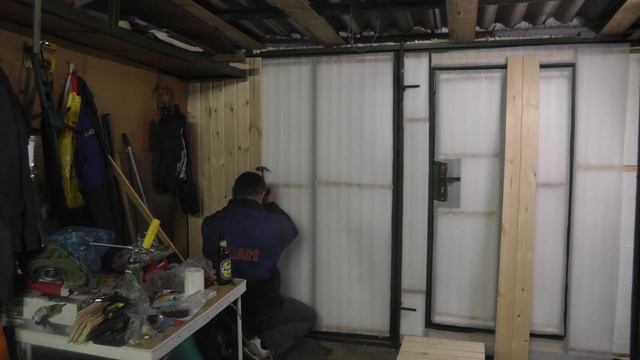 Утепляем ворота гаража ч 3 дешевый способ. смотреть онлайн