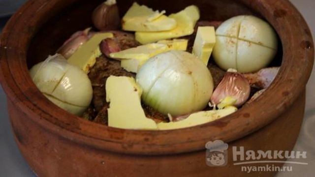 Курица в горшочках с помидорами и луком