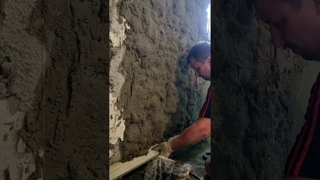 Как оштукатурить стену цементно-песчанным раствором по маякам.