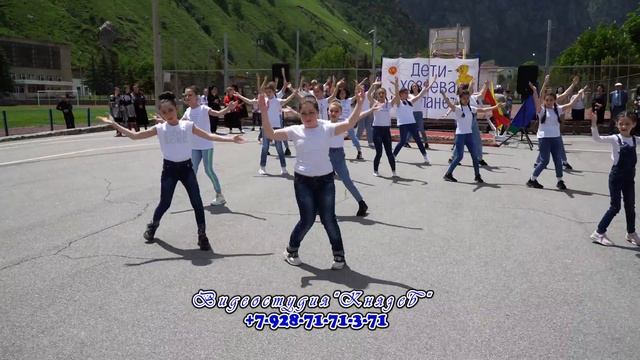 1 ИЮНЯ- ДЕНЬ ЗАЩИТЫ ДЕТЕЙ .ФЛЕШМОБ.г.ТЫРНЫАУЗ смотреть онлайн