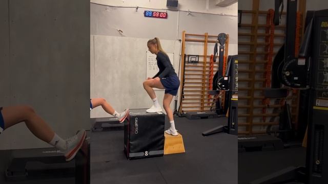 Соскок одной ноги + вертикальный прыжок вверх с 2-х ног смотреть онлайн