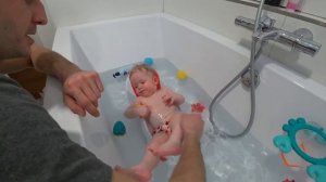 КУПАНИЕ ДОЧЕРИ, КУПАНИЕ РЕБЁНКА... ЭМА КУПАЕТСЯ..ПАПА КУПАЕТ ДОЧЬ..