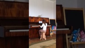 Лиза играет на пианино Козлика