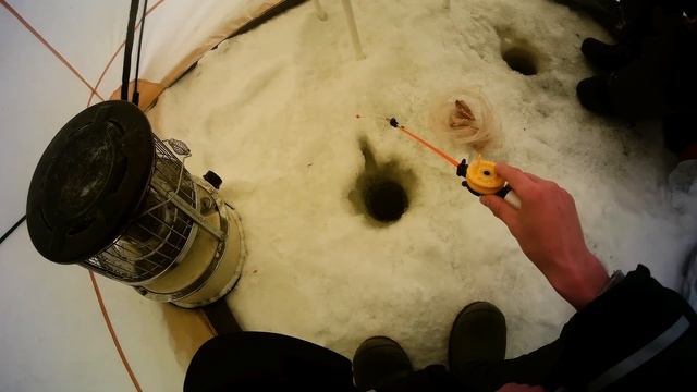 Бешеный клев сороги, зимняя рыбалка - часть 2. смотреть онлайн