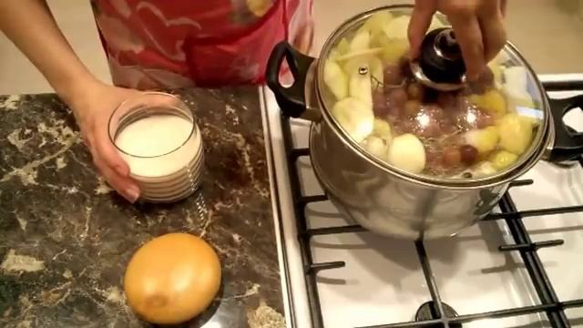 Компот из яблок и ягод. Как сварить яблочный компот. Фруктовый компот