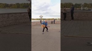 Я свою душу через песни отдаю вам..