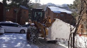 ВИДЕО ПРО МАШИНКИ Снегоуборочный ТРАКТОР В РАБОТЕ убирает снег