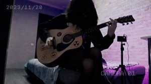 Маша Рябинина показывает как надо играть на гитаре ?