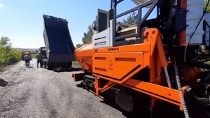 Асфальтоукладчик АСФ-Г-3-01 в работе.