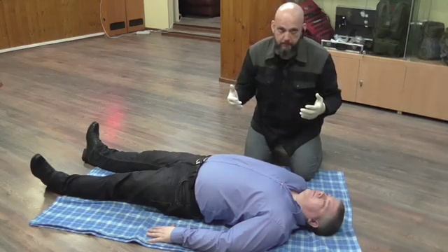 Осмотр пострадавшего _ Первая помощь пострадавшим _ Устойчивое положение.mp4 смотреть онлайн