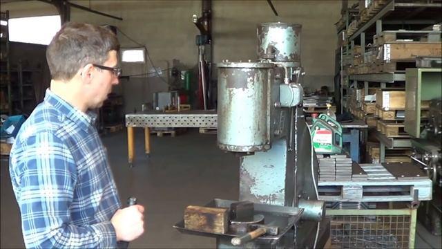 Кузнечный молот в работе. Первая поломка смотреть онлайн