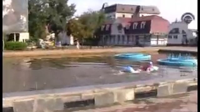 Купание в фонтане на матрасах
