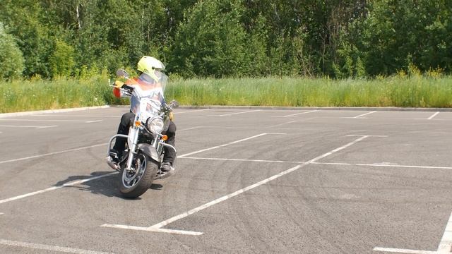 Разворот с места на мотоцикле (на Kawasaki Vulcan 1700) смотреть онлайн