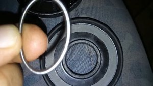 Мотоцикл медленно сбрасывает обороты...