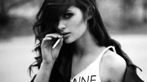 белые обои чёрная посуда