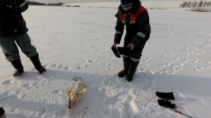 ПЕРВЫЙ ЛЁД.  ОГРОМНЫЙ СУДАК-МОНСТР НЕ ВЛЕЗАЕТ В ЛУНКУ.