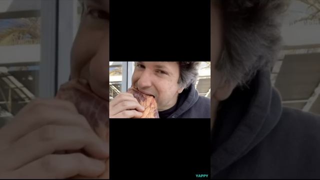 Этот мужчина ест только СЫРОЕ мясо #shorts смотреть онлайн