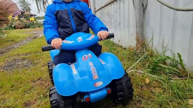 Малыш застрял в грязи на детской машинке