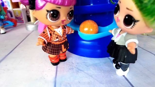 КОНФЕТЫ ЖВАЧКИ СОБАЧКИ? НА ДЕНЬ РОЖДЕНИЯ! Веселая школа куклы ЛОЛ сюрприз смешные мультики Даринелк смотреть онлайн