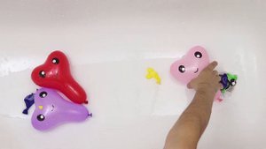 Шарики с водой Учим цвета Развивающее видео Детям Поем песню Семья пальчиков Лопаем Воздушные шарик