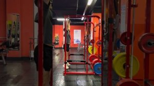 Подъем ног к перекладине