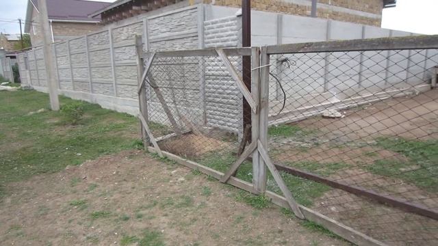 Забор из бетонных плит между участками. смотреть онлайн