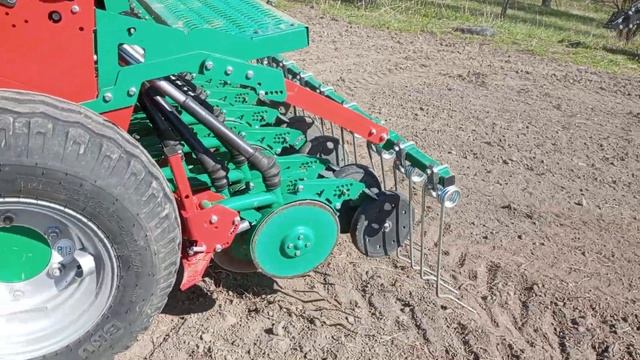 Посев многолетних трав сеялкой Agromasz SR 400 смотреть онлайн