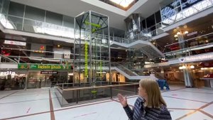 Часы текущего времени — это водяные часы высотой 13 метров в берлинском Europa Center.