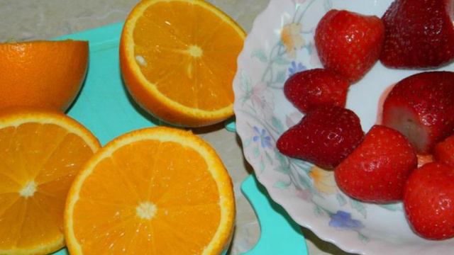Апельсиново-клубничный коктейль